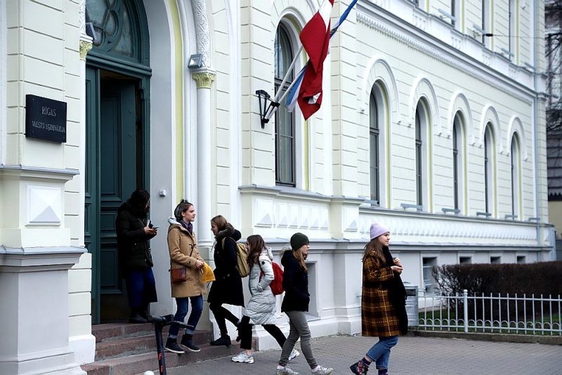 Rīgas Valsts 1.ģimnāzijas mūžīgajai valdīšanai sāk traucēt Inženierzinātņu vidusskola. Foto: Karīna Miezāja